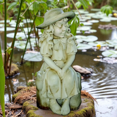 STATUE FILLETTE ASSISE AU CHAPEAU