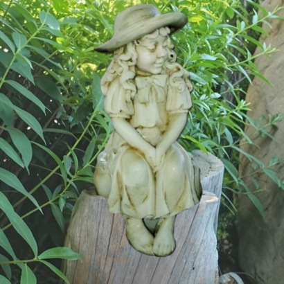 STATUE FILLETTE ASSISE AU CHAPEAU A POSER