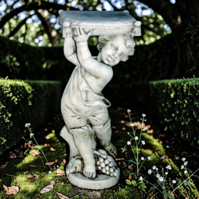 STATUE ENFANT PORTANT UN COUSSIN REGARDANT A GAUCHE