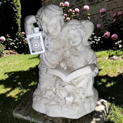 Enfants lisant un livre à la lueur d'une lanterne