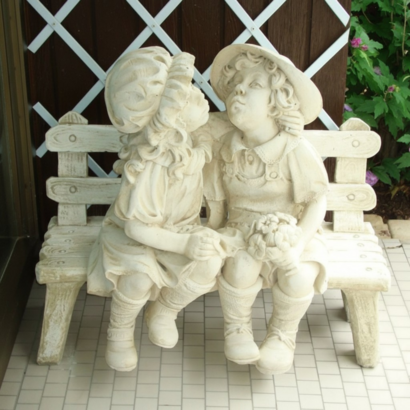 STATUE ENFANTS BISOU AMOUREUX SUR LE BANC