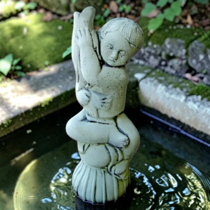 Statue Enfant Assis tenant un Poisson
