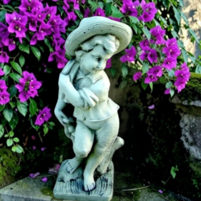 Statue Enfant au Chapeau Saison Hiver