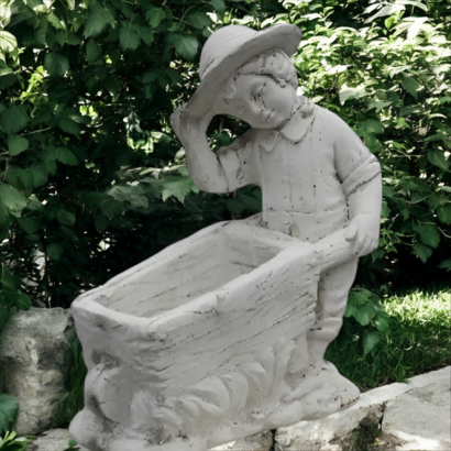 statue en pierre  petit garçon et sa brouette
