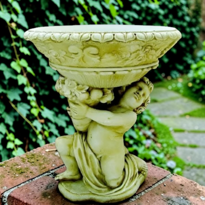 STATUE ENFANT PORTANT UNE COUPE REGARDANT A GAUCHE
