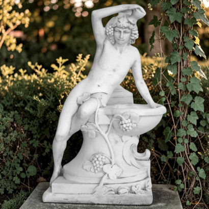 Statue de jardin en pierre Homme Dénudé Assis sur Vasque