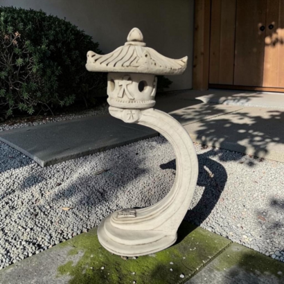 Lanterne pagode chinoise sur pied sculpté