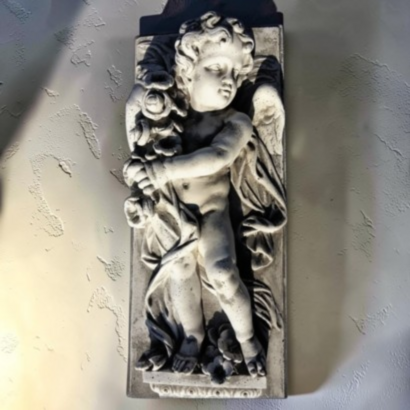 Bas relief en pierre angelot saison printemps