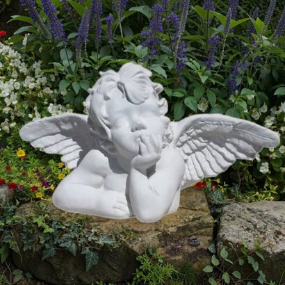  Buste Angelot pensif main gauche sous menton