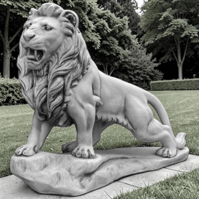 Lion debout regard à gauche