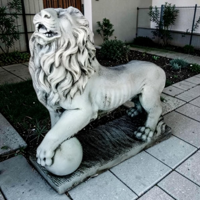 Statue Lion Géant avec Patte gauche sur Boule