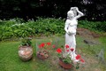 Statue de jardin en pierre : La Porteuse de Fleurs (bouquet de fleurs 
sur main gauche)