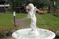 -Fontaine-en-pierre-reconstituée-avec-statue-ange-Cupidon-et-jets-remontants-modèle-Paradiso-