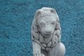 Statue Lion avec écusson sous patte droite