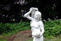 Statue de jardin en pierre : La Porteuse de Fleurs (Bras gauche en l'air en fleurs main droite)