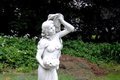 Statue de jardin en pierre : La Porteuse de Fleurs (Bras gauche en l'air en fleurs main droite)