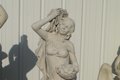 Statue de jardin en pierre : La Porteuse de Fleurs (Bras gauche en l'air en fleurs main droite)