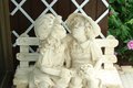 STATUE ENFANTS BISOU AMOUREUX SUR LE BANC