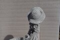 Statue en pierre fillette tirant un panier