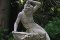 Statue de jardin en pierre Femme Assise sur vasque grand modèle