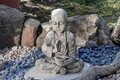 Statue enfant bouddha en prière