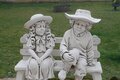 Statue Enfants aux chapeaux assis sur le Banc