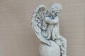 statue ange pensif assis sur une boule