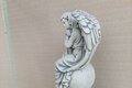 statue ange pensif assis sur une boule