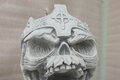 statue tête de mort couronnée