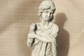  Statue femme tenant une lyre