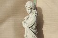  Statue femme tenant une lyre