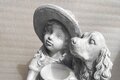 Statue en pierre fillette et son cocker