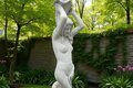 Statue de jardin en pierre Femme Debout sur Coquillage