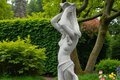 Statue de jardin en pierre Femme Debout sur Coquillage