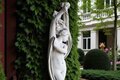 Statue de jardin en pierre Femme Nue sur Sphère