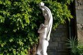 Statue de jardin en pierre Femme Nue sur Sphère