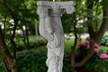 statue en pierre Cariatide