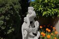 Statue de jardin en pierre La Porteuse de Guirlande