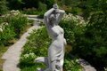 Statue de jardin en pierre La Venus aux Fleurs