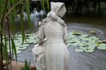 Statue de jardin en pierre Femme : La Puiseuse