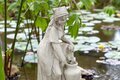 Statue de jardin en pierre Femme : La Puiseuse