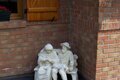 Statue Petits Vieux sur Banc se tenant par  le cou