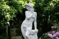 Statue de jardin en pierre Femme appuyée contre un Mur