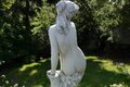 Statue de jardin en pierre Femme appuyée contre un Mur