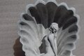 Statue femme nue agenouillée dans coquillage