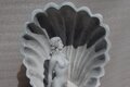 Statue femme nue agenouillée dans coquillage