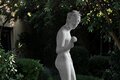statue  femme Vénus à la pomme ERIS 120 cm