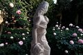 STATUE JEUNE FILLE AUX PANIER DE ROSES