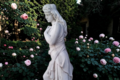 STATUE JEUNE FILLE AUX PANIER DE ROSES