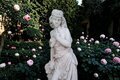 STATUE JEUNE FILLE AUX PANIER DE ROSES